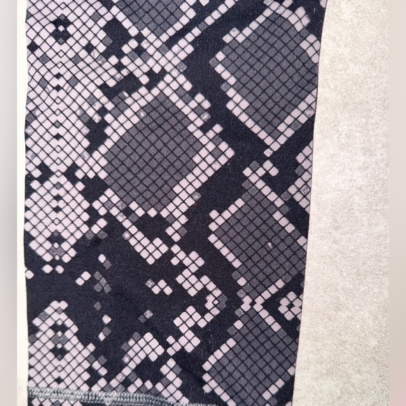 Lululemon Wunder Under High Waist Crop Leggings in a black and gray snake size 6 - Picture 4 of 11